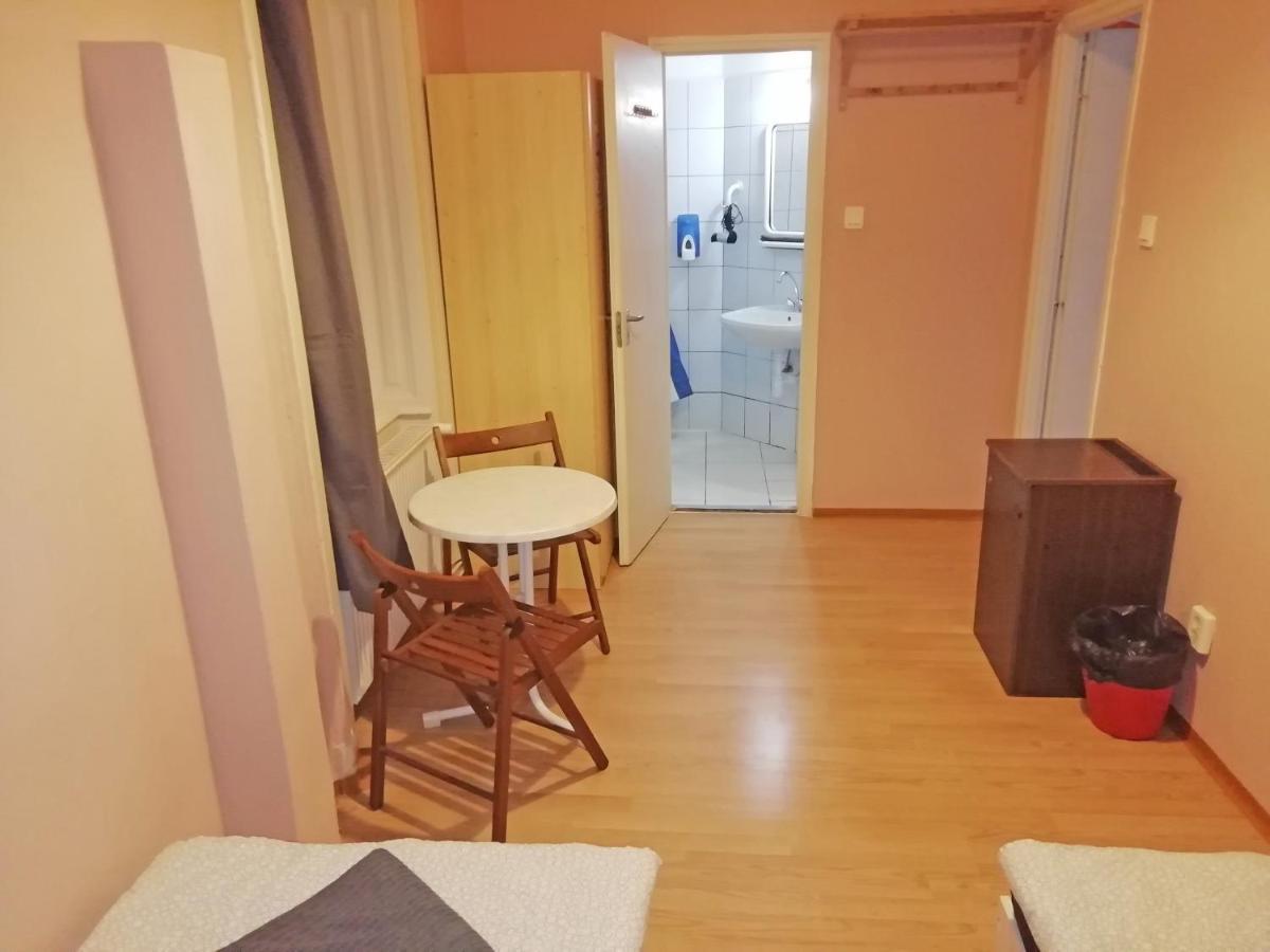 Opera Guesthouse บูดาเปสต์ ภายนอก รูปภาพ