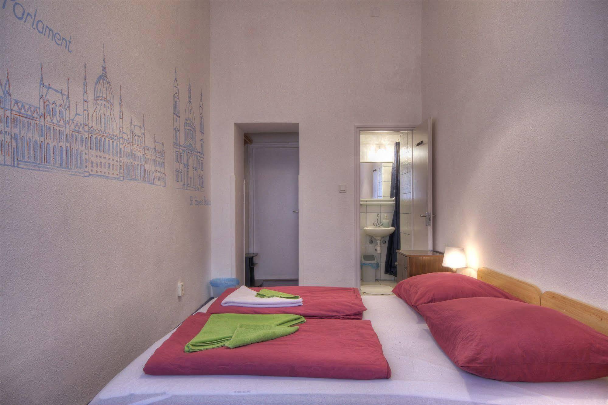 Opera Guesthouse บูดาเปสต์ ภายนอก รูปภาพ